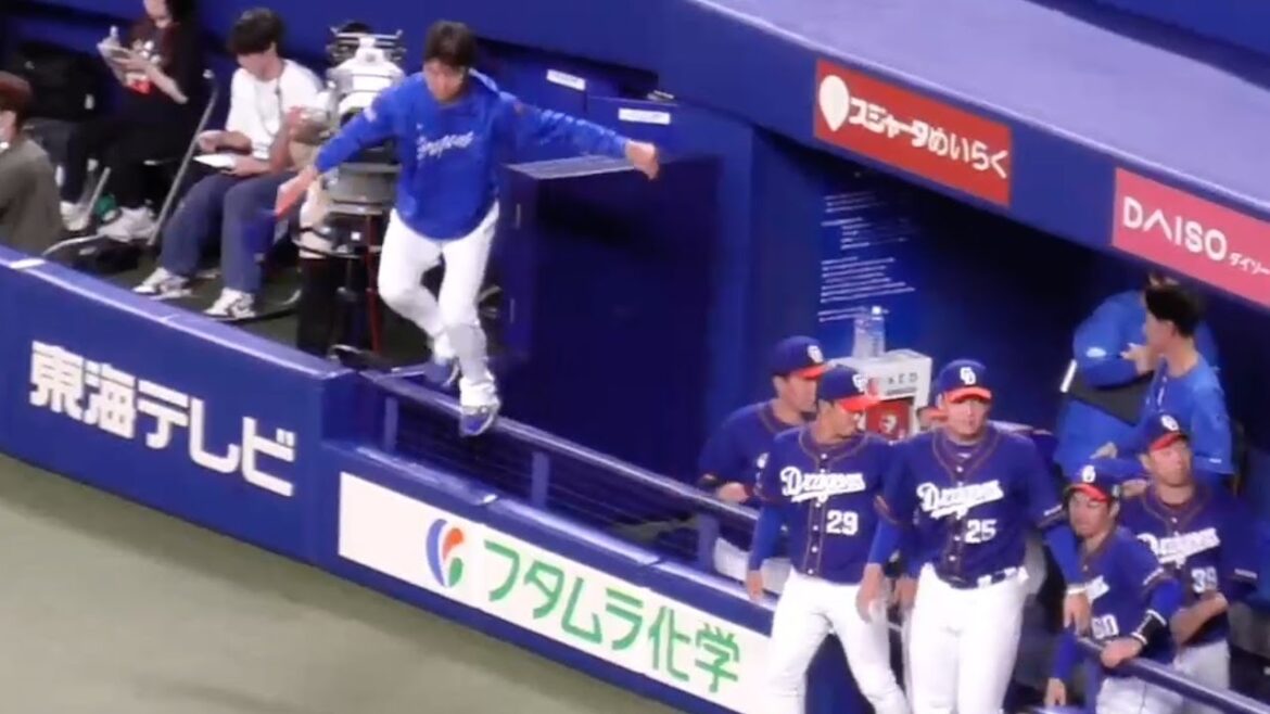 勝利の瞬間のドラゴンズベンチ　髙橋宏斗が笑顔でジャンプして飛び出す　いつもの最敬礼は宇佐見真吾と板山祐太郎と隣りの宏斗　中日ドラゴンズVS東京ヤクルトスワローズ　2024/09/10