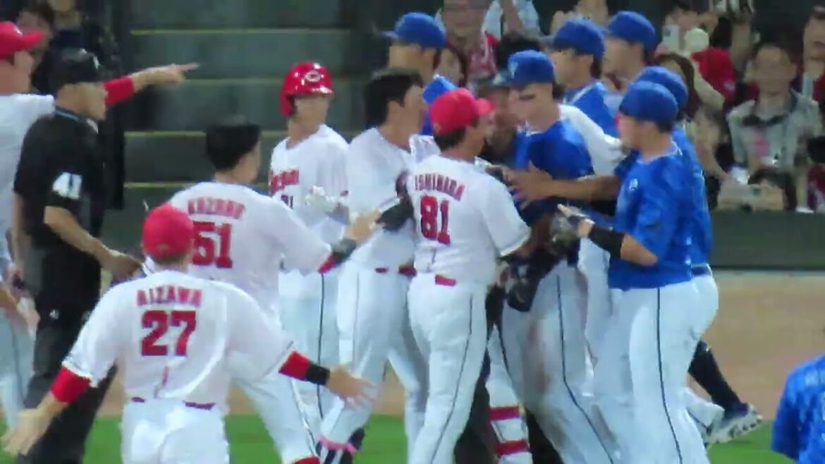 両軍選手入り乱れ一触即発に 審判員から警告 両軍選手入り乱れ一触即発に 審判員から警告