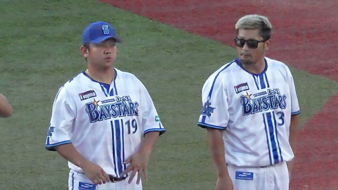 【試合後挨拶/森唯斗SP付添】投手に決勝打を浴び5敗目を喫した山崎康晃が深々と頭を下げる…、その山崎を守るため隣にSPが付く（2024.9.14/横浜スタジアム）