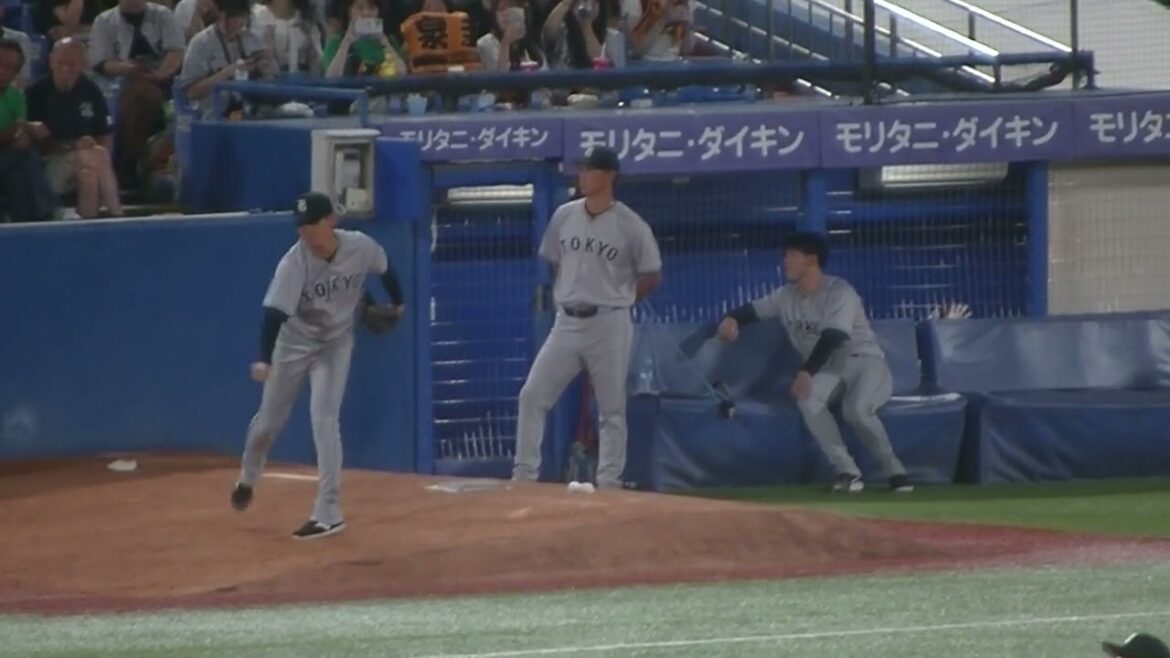 内海コーチと泉圭輔のブルペンの様子（ ヤクルトスワローズ対 読売ジャイアンツ 2024年8月27日）