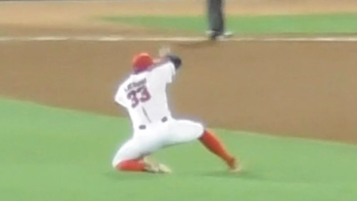 3回、無死二三塁のピンチ、菊池涼介がファインプレー2連発！小園海斗も軽快にさばき、1失点で切り抜け常廣羽也斗を助ける2024年9月15日