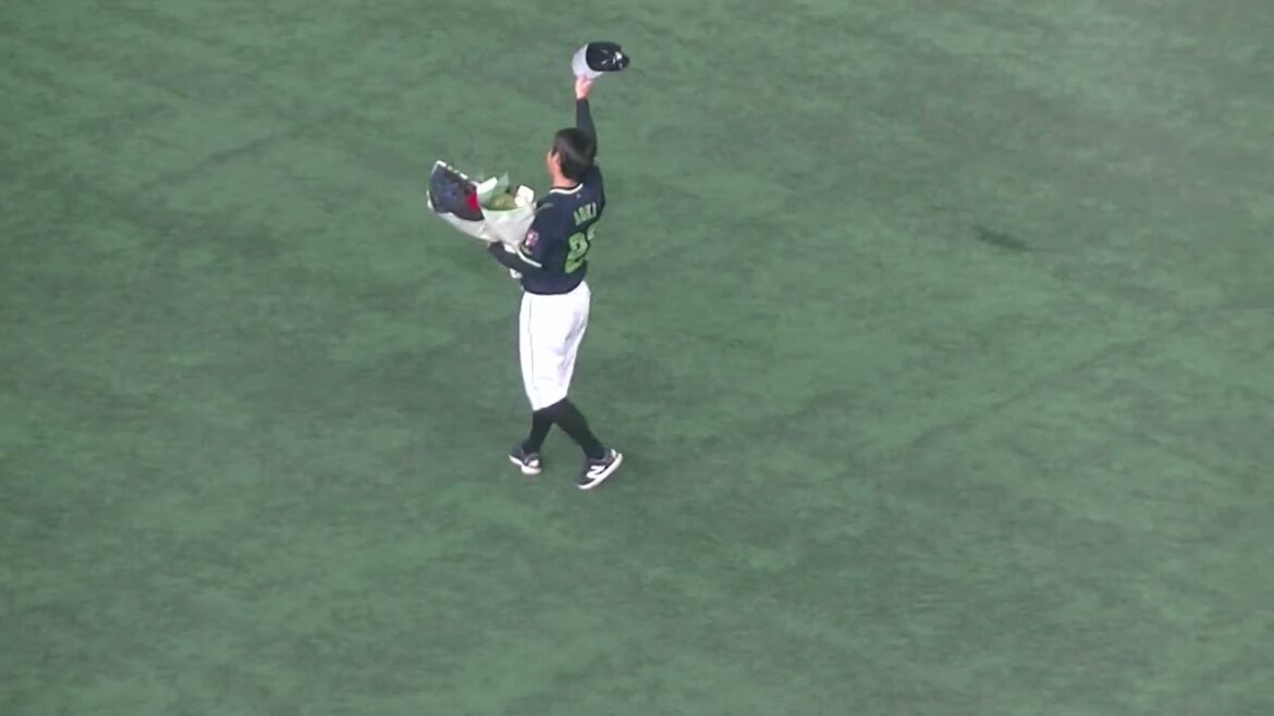 【惜しまれつつ引退】青木宣親が長野久義や坂本勇人から花束贈呈 巨人選手も全員集合で東京ドームはヤクルトファンだけでなく巨人ファンも青木コール（2024年9月14日 読売ジャイアンツ 対 ヤ
