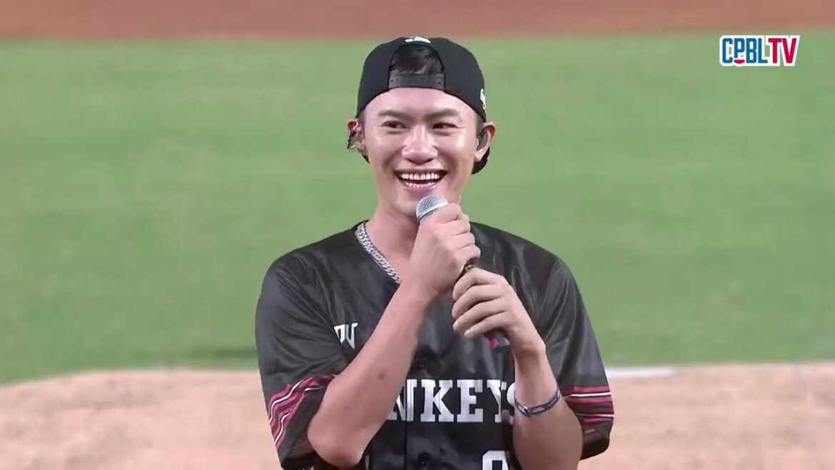 09/12 中信 VS 樂天 賽前，臺東阿美族歌手Ponay&桃園市原民局副局長陳正雄Fulaw Masao，擔任開球嘉賓為比賽開出好球