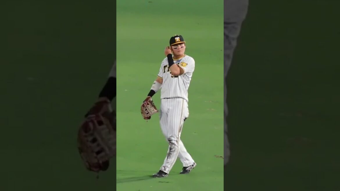 先制タイムリーを放ちファンの歓声に応える前川右京