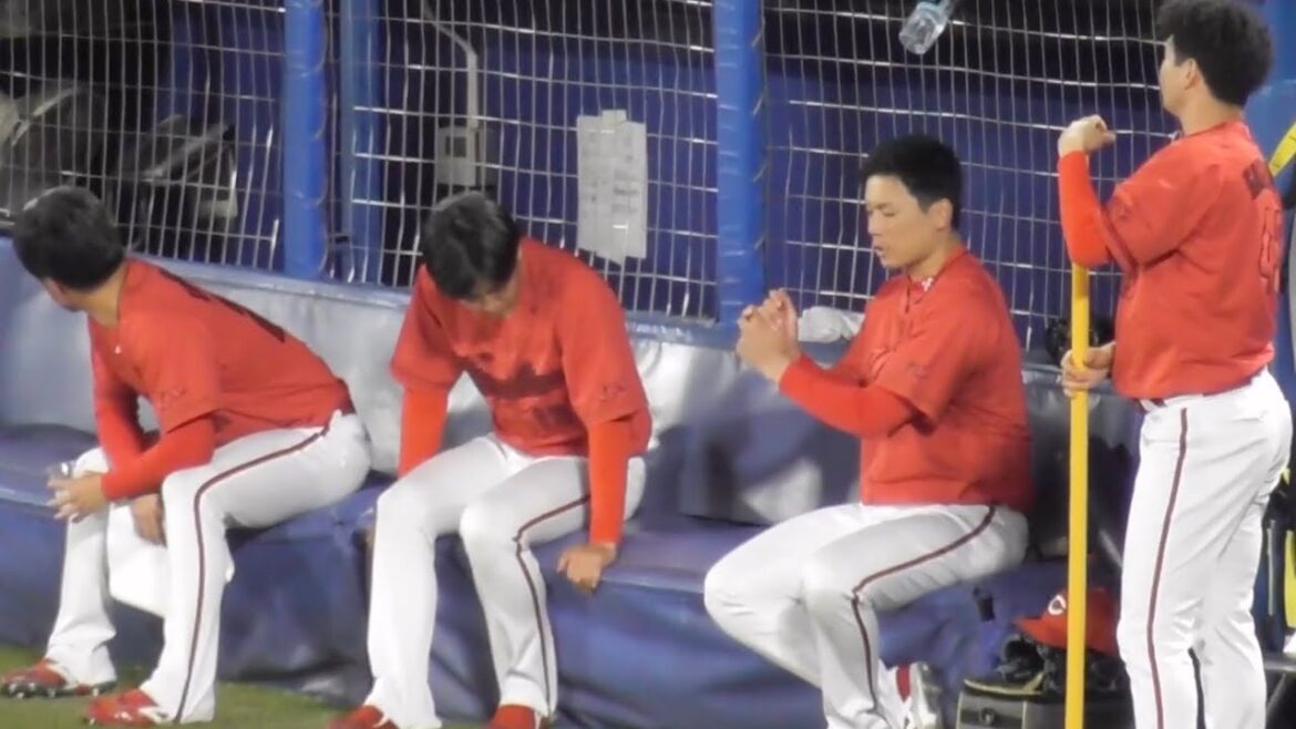 末包の空振り三振に、ブルペンで和やかに打ち方のマネをする栗林と島内と森浦大輔！2024年9月19日