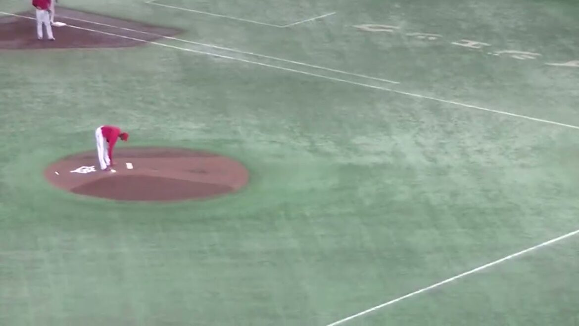 岡本和真がアドゥワ誠からセンターへのヒットで一、三塁のチャンス【読売ジャイアンツ対 広島東洋カープ  2024年8月22日】