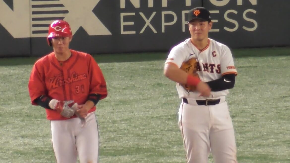 リクエスト判定中、「セーフじゃない？」笑いこらえ会話するカープ坂倉将吾と巨人岡本和真さん！2024年8月22日
