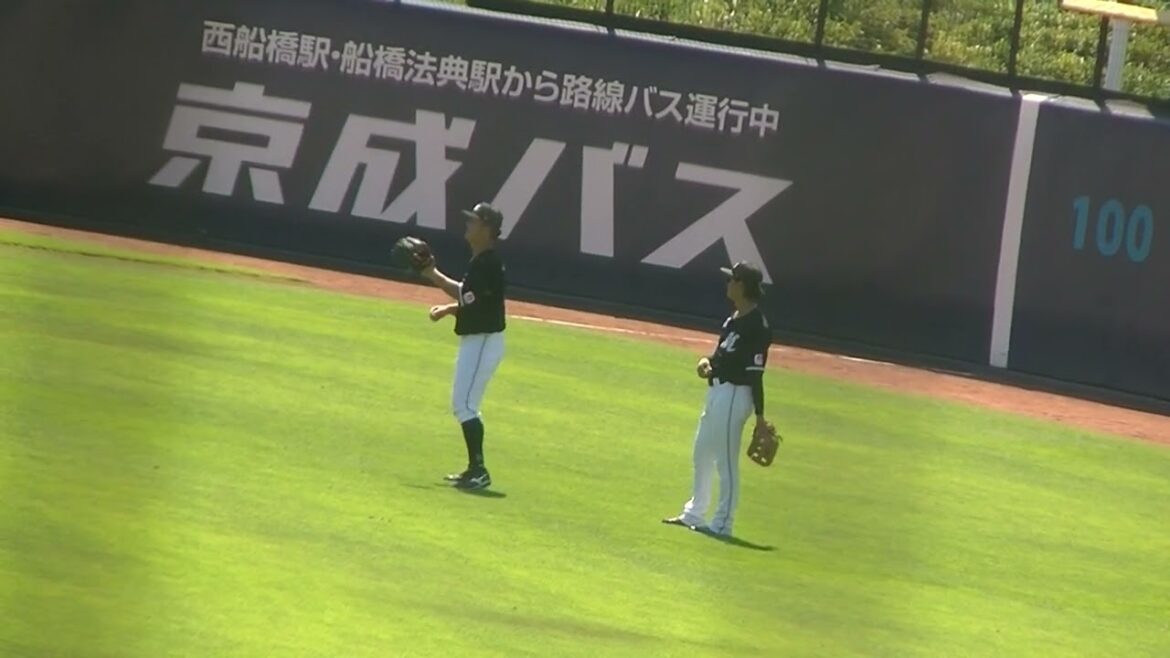 【マリーンズ】レフトでシートノックを受ける山口航輝や石川慎吾（2024年9月11日 日本ハムファイターズ 対 千葉ロッテマリーンズ 鎌ヶ谷）