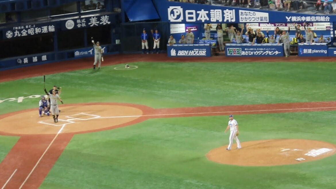 佐藤輝明、延長10回勝ち越しホームラン　横浜DeNAベイスターズ戦