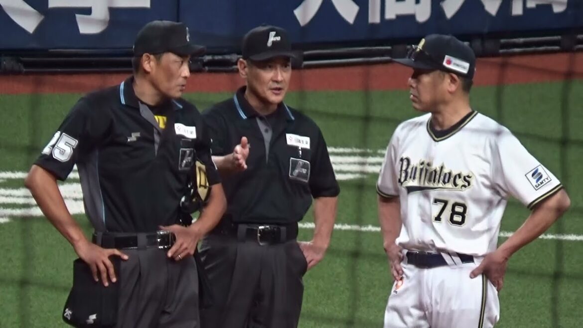 【審判ウォッチ（抗議対応編）】負傷した若月選手の心配をしながらも、中嶋監督から抗議があり、対応する石山智也審判員と責任審判の本田英志クルーチーフ【2024.9.13 オリックスvs福岡ソフトバンク】