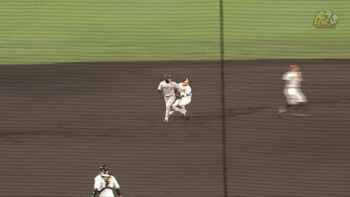 Hanshin-Tigers: 【ピンチを併殺】1回表、送りバントを #才木浩人 投手が好フィールディング!見事ダブルプレーで切り抜ける!【2024/9/22T-G】 【ピンチを併殺】1回表、送りバントを #才木浩人 投手が好フィールディング!見事ダブルプレーで切り抜ける!【2024/9/22T-G】