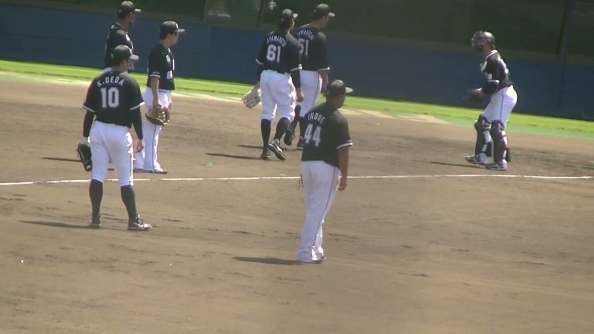 【マリーンズ】ファーストでノックを受ける井上晴哉や上田希由翔（2024年9月11日 日本ハムファイターズ 対 千葉ロッテマリーンズ 鎌ヶ谷）