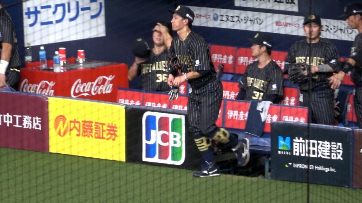 森友哉の盗塁→久しぶりの同点タイムリーを放った西川龍馬！興奮のあまりベンチに戻った際、スパイクを履き替え忘れそうになる！