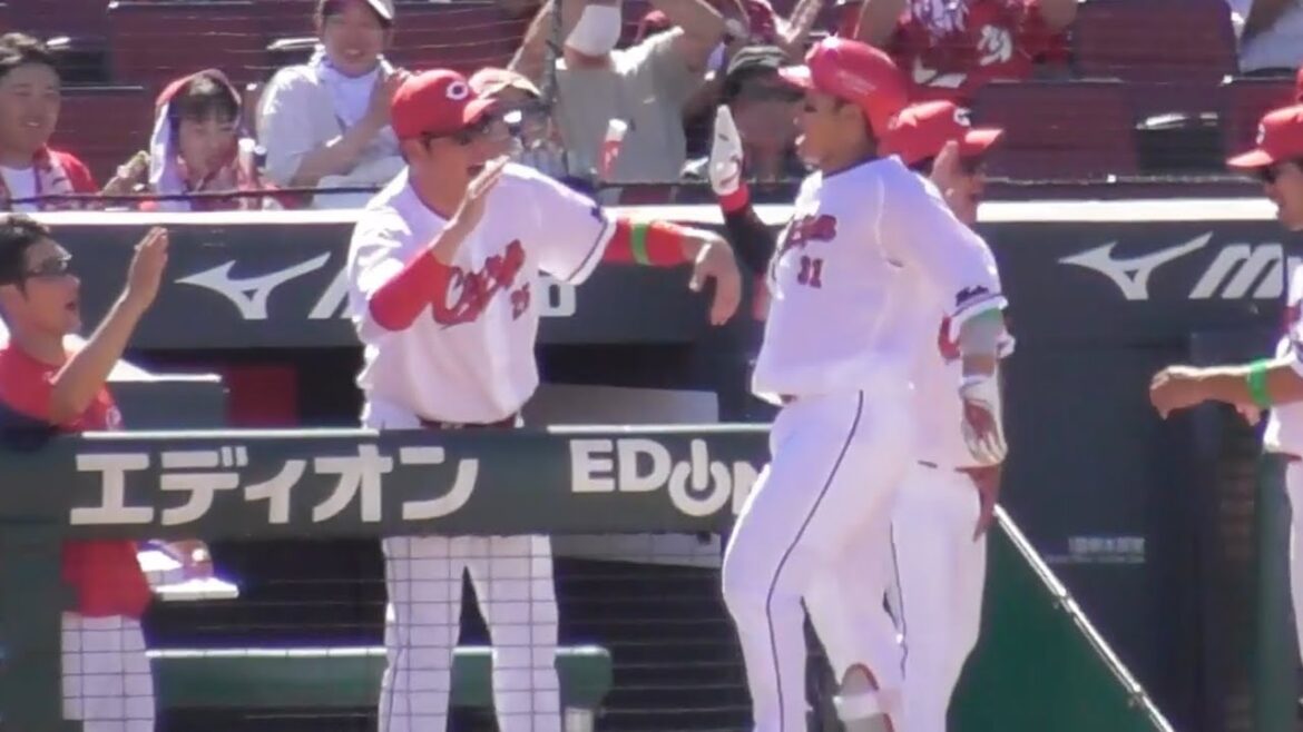 打った瞬間、完璧な一撃を放つ坂倉将吾！ライトスタンドへ第11号ホームラン2024年9月16日