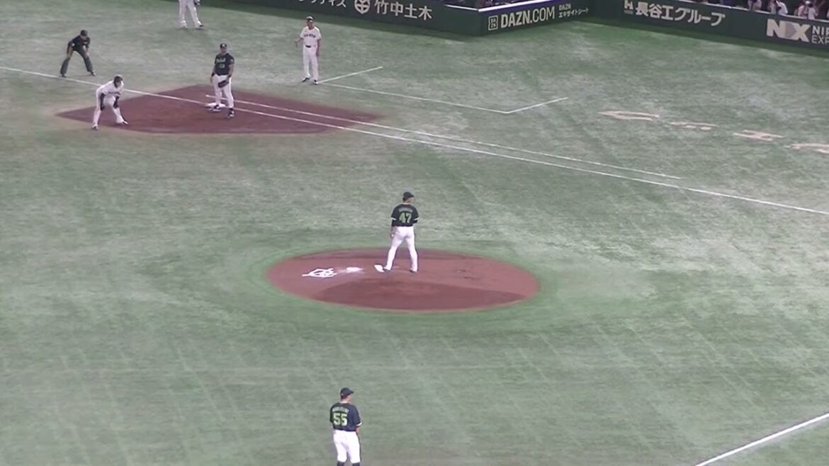 吉川尚輝 センターオーバーの二塁打を放つ（2024年9月14日 読売ジャイアンツ 対 ヤクルトスワローズ）