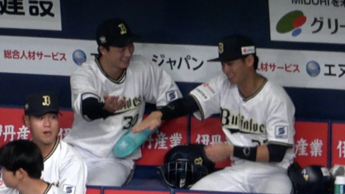 森が愛用する鍋つかみタイプの走塁手袋をつけ、楽しそうにエア帰塁・エア走塁をする廣岡大志