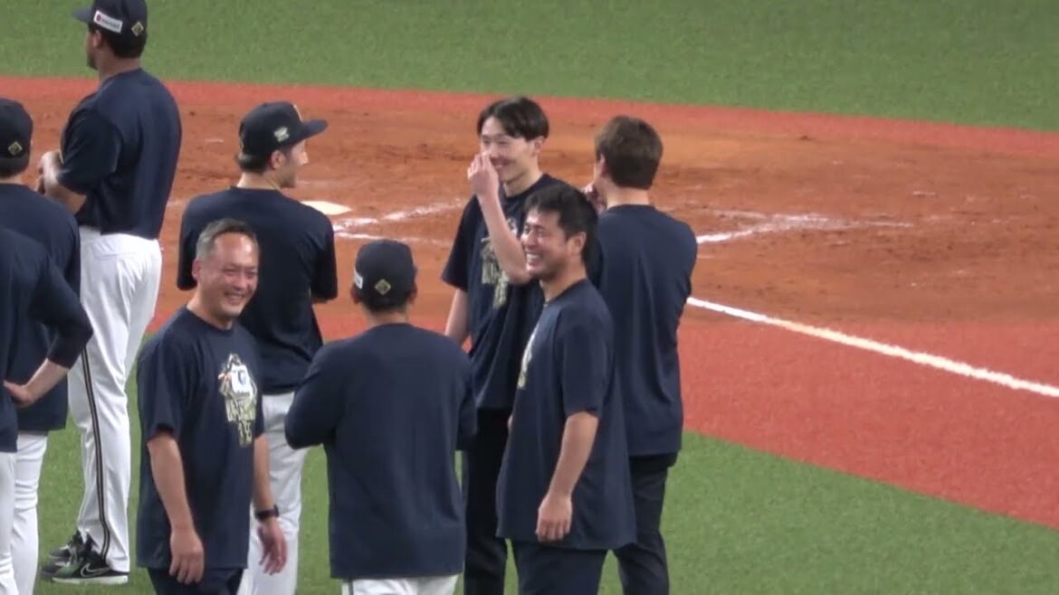 【オリックス】引退試合 T-岡田・安達・小田・比嘉の胴上げに西武の源田と炭谷が引退記念Tシャツを着て⁉ 現地映像