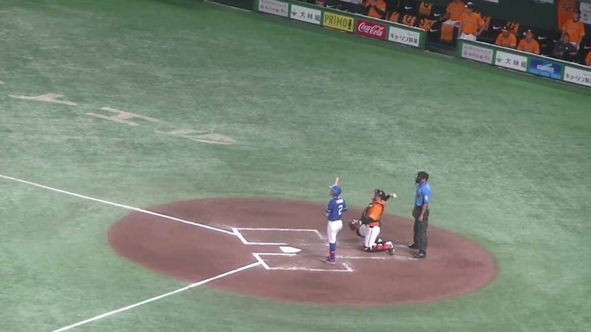 ツーアウトからセンターへヒットを放つ福谷浩司（2024年8月23日 読売ジャイアンツ 対 中日ドラゴンズ）