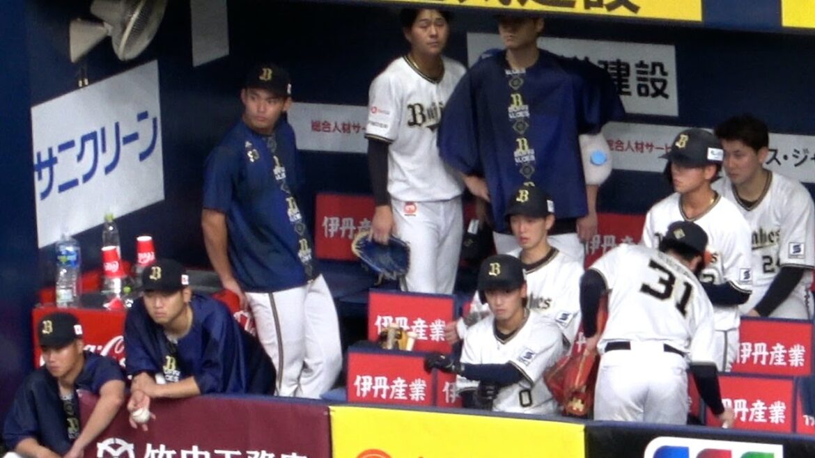 目の前で優勝を決められたオリックスの選手、悔しさいっぱいでホークスナインを見つめる…