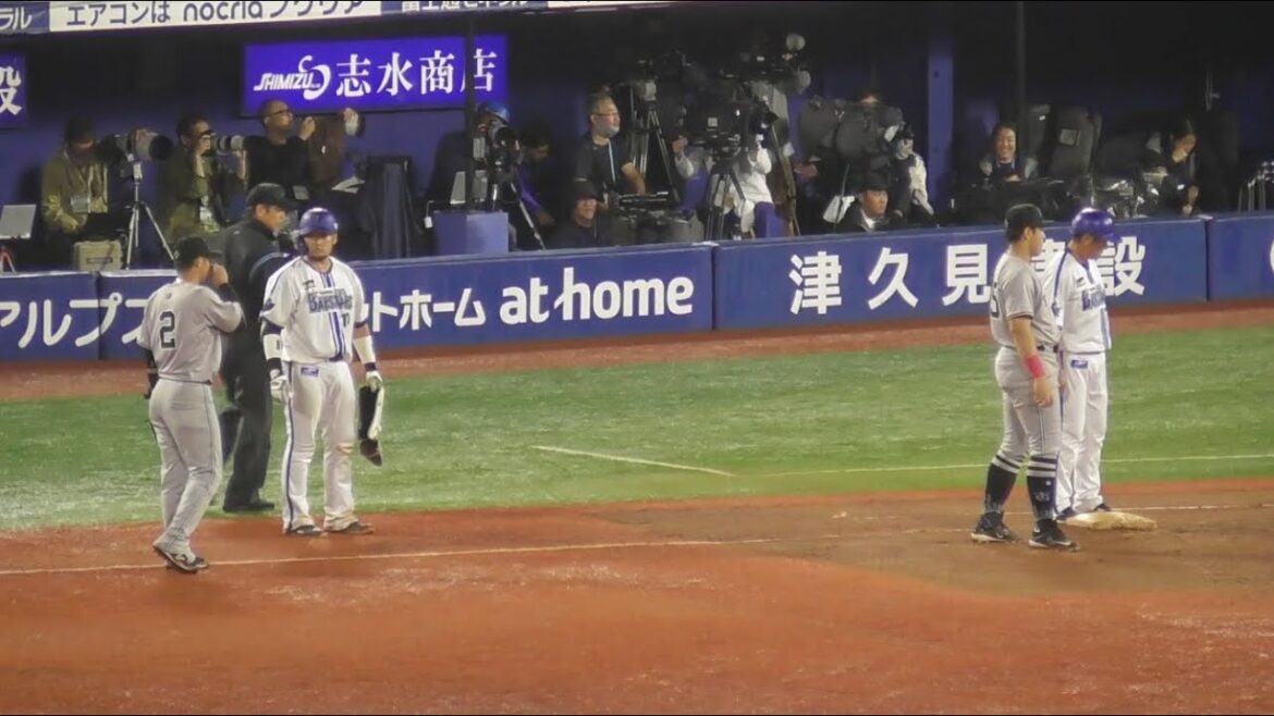 観客も一瞬「ん？」となった場内騒然の振り逃げアウト！巨人大城選手の送球が逸れてリプレイ検証へ！巨人vsDeNA 8回裏
