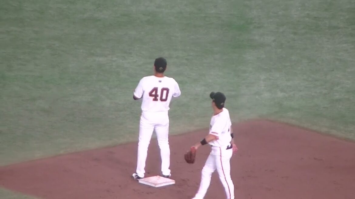 中継プレーに入る中山礼都や門脇誠2024年9月14日 東京ドーム