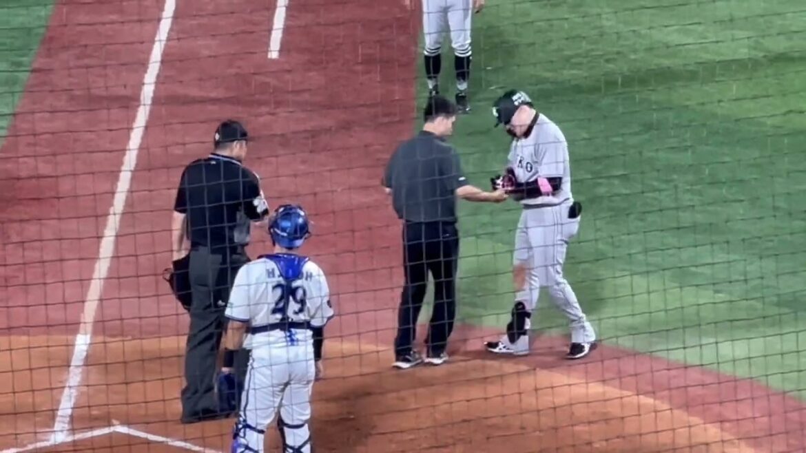 死球を受けた丸佳浩！オースティンが謝罪