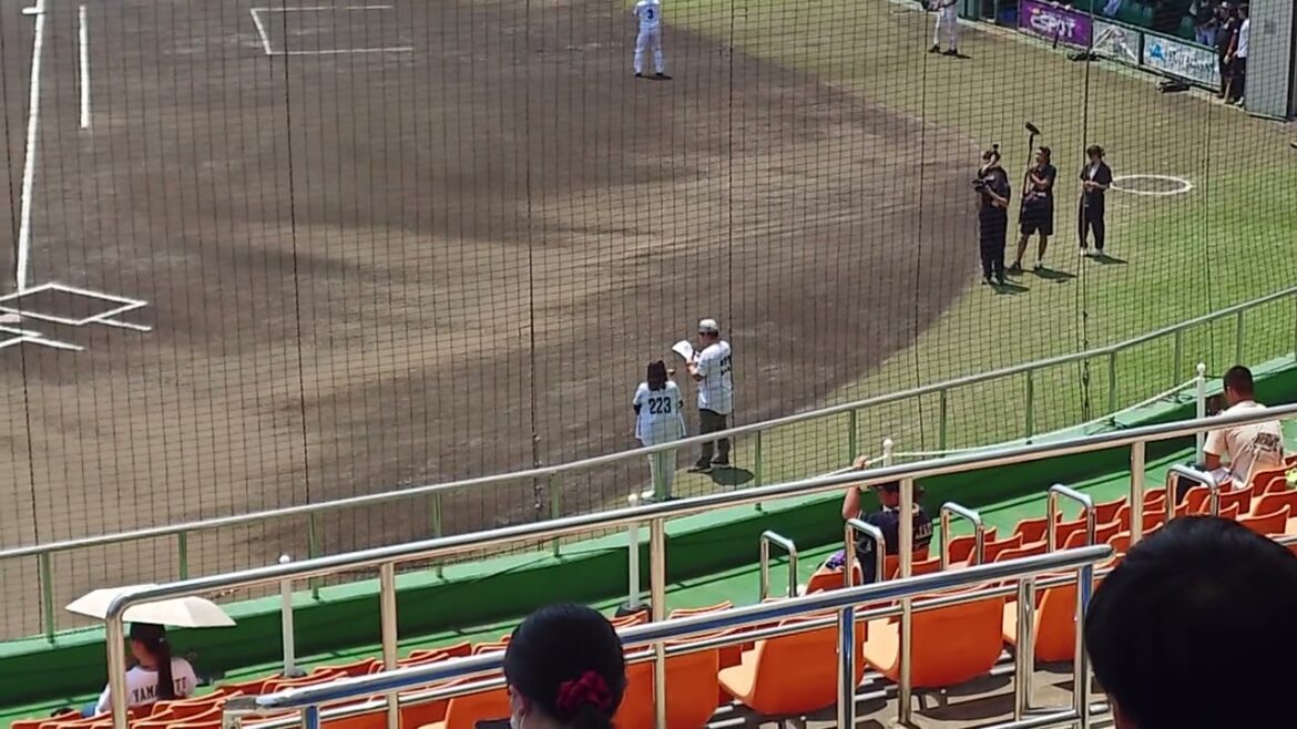 くふうハヤテベンチャーズ静岡のスタメン発表をする真中満さん