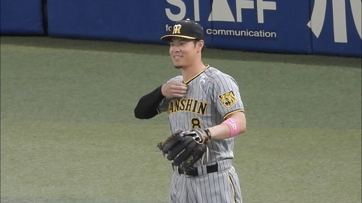 【あかん！遅刻や】右京ごめん！キャッチボールに遅れた佐藤輝明。ユニのボタンを絞めながらグラブトスでキャッチボール 2024.9.18