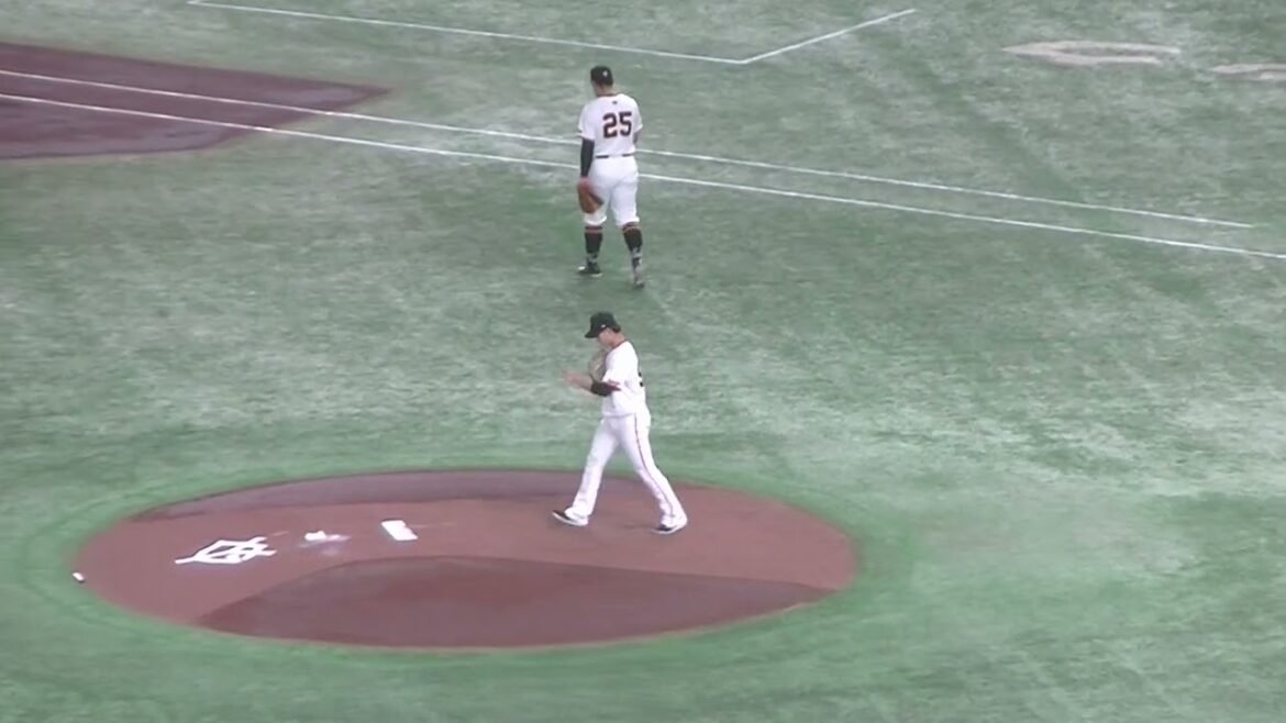 並木秀尊の打球を上手く処理するファースト岡本和真 長岡秀樹を挟んでゲッツー（2024年9月14日 読売ジャイアンツ 対 ヤクルトスワローズ）