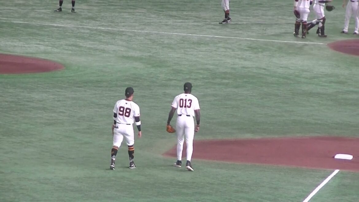 サードでノックを受けるティマとウレーニャ（読売ジャイアンツ 対 楽天ゴールデンイーグルス 2024年9月22日）