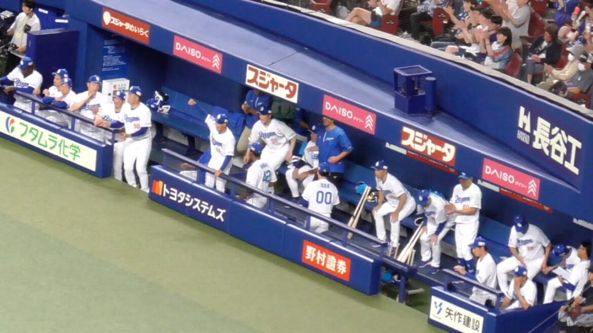 ４連勝の瞬間のドラゴンズベンチ　笑顔の2勝目松木平優太　ブライト健太の後ろに隠れる辻本倫太郎　宇佐見真吾はベンチから整列をアシスト　中日ドラゴンズVS広島東洋カープ　2024/09/23