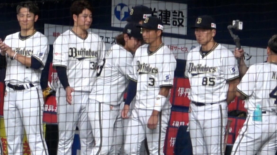 表彰式後、Ｔ－岡田に甘える宮城大弥