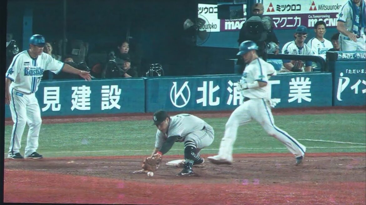 【プロ野球？】スイング判定をする球審、振り逃げに気付かず走らない戸柱、送球が逸れる捕手、ボールを溢す一塁手、セーフなのにアウト判定をする1塁審、野次に戸柱応酬（2024.9.25/横浜スタジアム）
