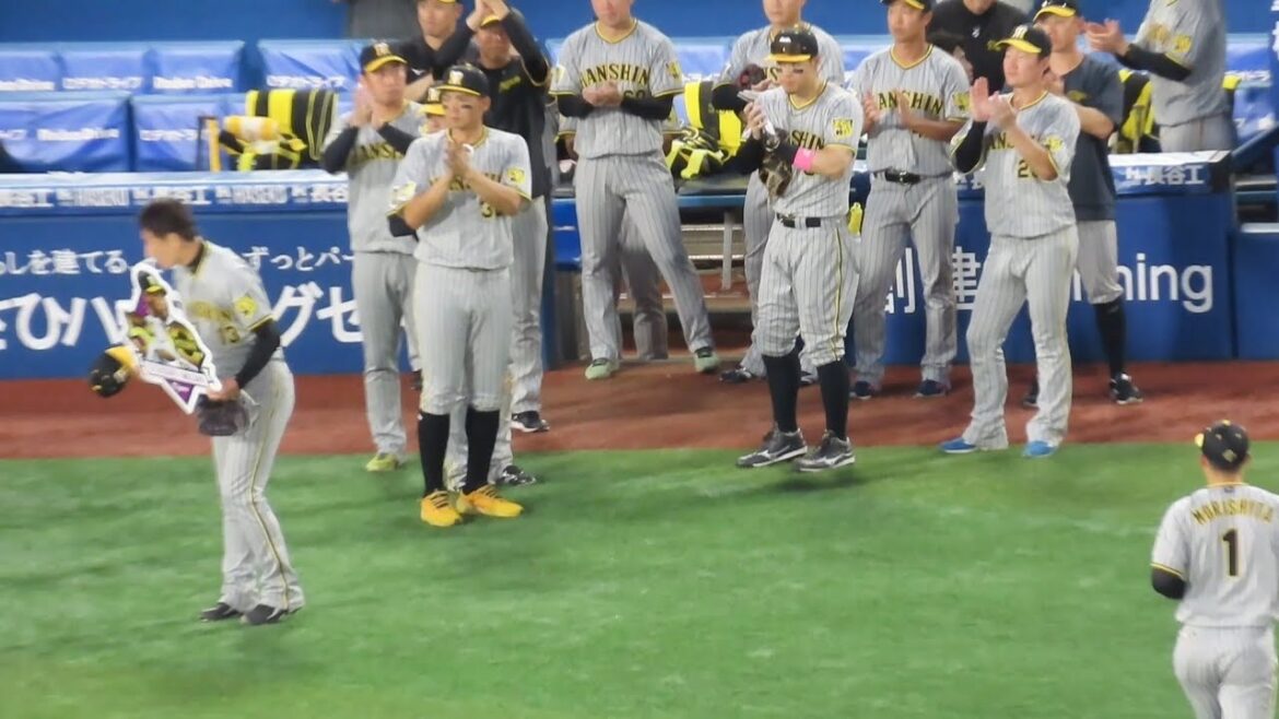 【素晴らしい人間性】佐藤輝明、誰よりも早く岩崎の記録を祝福する