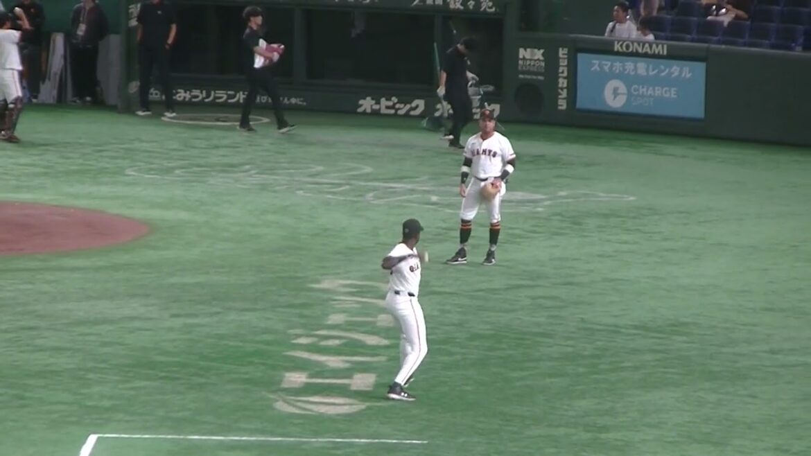 東京ドーム ティマとウレーニャのキャッチボール（読売ジャイアンツ 対 楽天ゴールデンイーグルス 2024年9月22日）