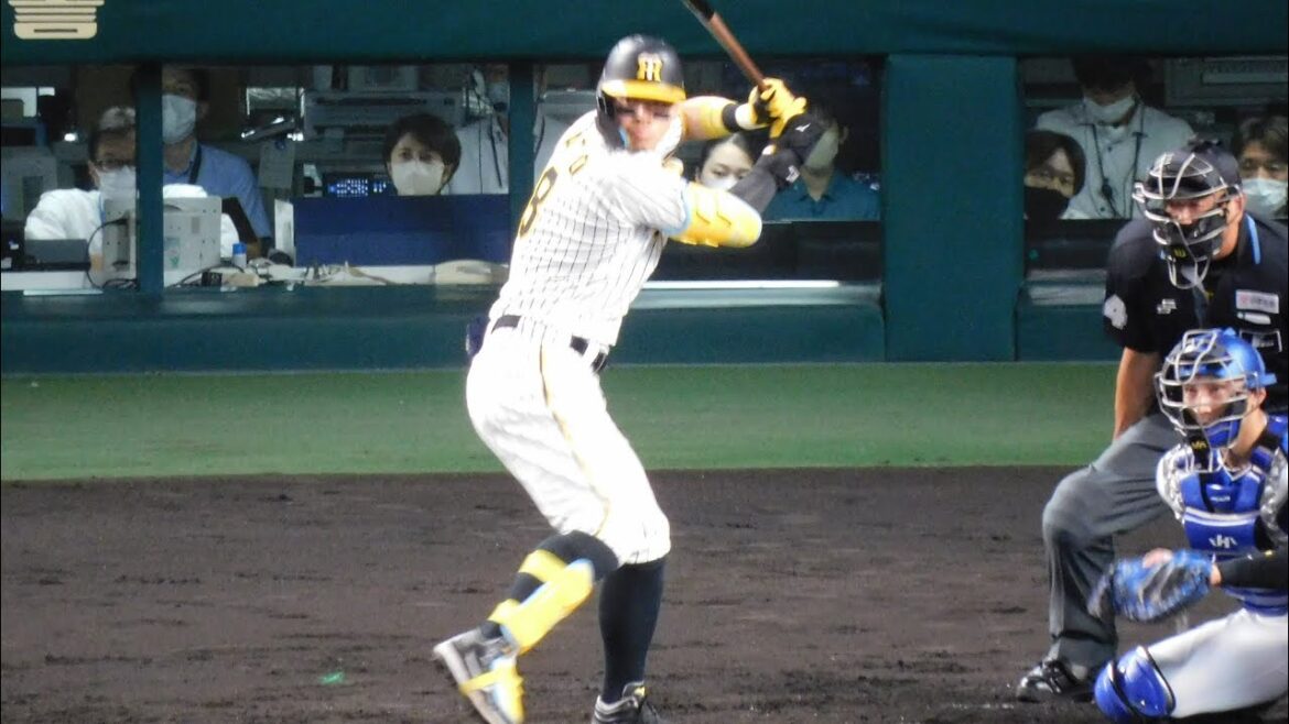 【気迫のヘッド】佐藤輝明 レフト線へ逆転のタイムリー3塁打 悔しさを即結果で取り返す 一挙5点のビッグイニングで4点差を逆転