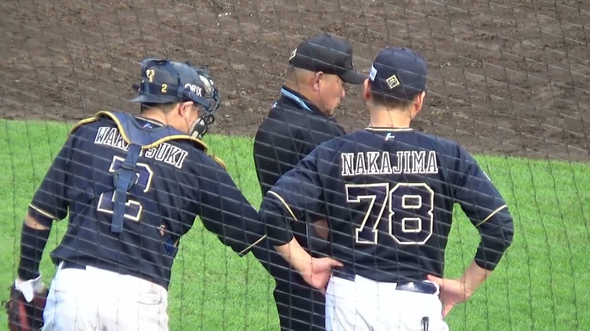 【審判ウォッチ（選手交代編）】オリックス若月健矢選手が山路哲生審判員のボール袋からボールを取ろうとするも掴めず、キョロキョロ【2024.9.28 東北楽天 vs オリックス ＠楽天モバイルパーク宮城】