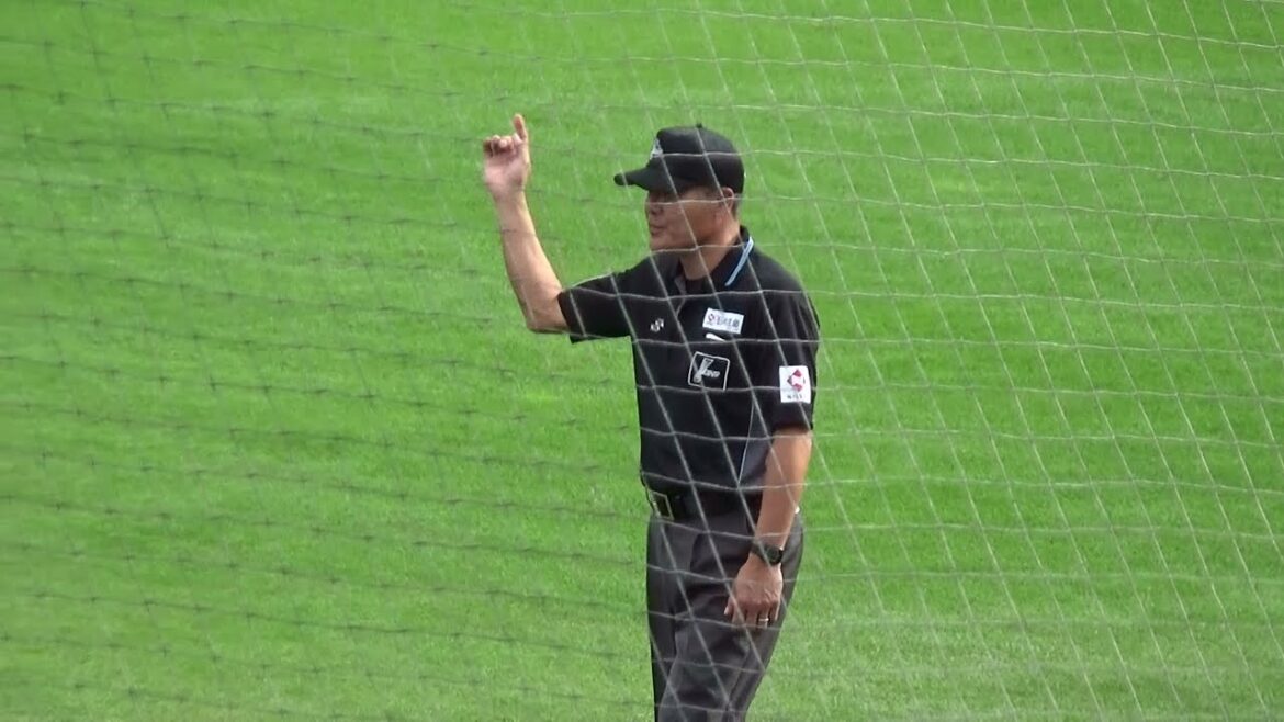 【審判ウォッチ（塁審編）】オリックス太田椋選手が放った打球に対し、淡々とホームランの判定を下す一塁塁審の川口亘太クルーチーフ【2024.9.28 東北楽天 vs オリックス ＠楽天モバイルパーク宮城】