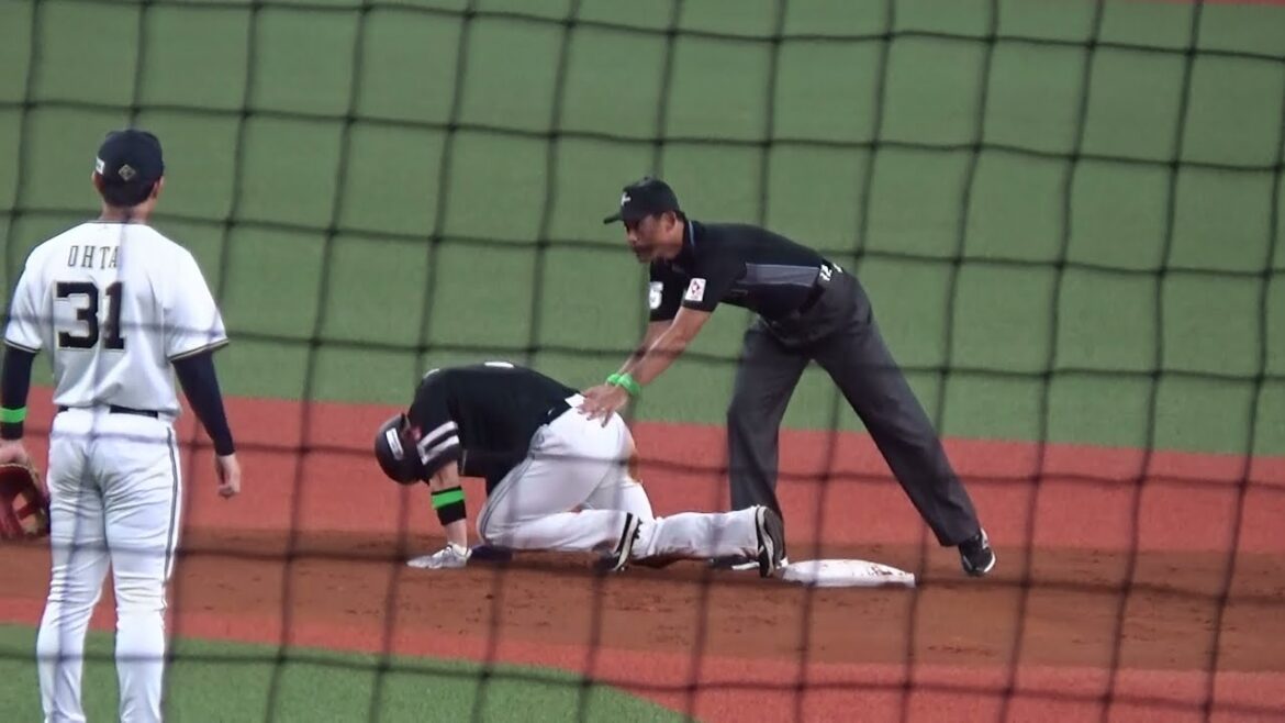 【審判ウォッチ(アクシデント編)】盗塁を決めた際に負傷してしまった近藤健介選手に咄嗟に寄り添う二塁塁審の石山智也審判員【2024.9.16 オリックス vs 福岡ソフトバンク @京セラドーム大阪】 【審判ウォッチ(アクシデント編)】盗塁を決めた際に負傷してしまった近藤健介選手に咄嗟に寄り添う二塁塁審の石山智也審判員【2024.9.16 オリックス vs 福岡ソフトバンク @京セラドーム大阪】