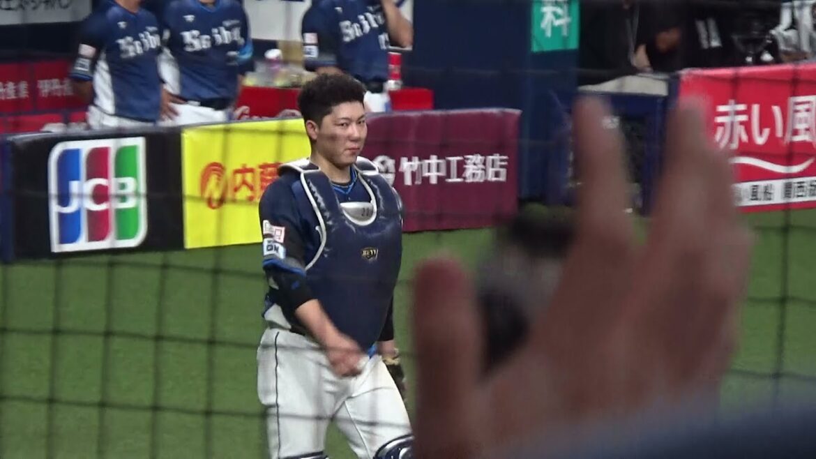 オリックス 小田裕也選手の現役最終打席、ファウルフライを(わざと)落とした埼玉西武 古賀悠斗選手【2024.9.24 オリックス vs 埼玉西武 @京セラドーム大阪】 オリックス 小田裕也選手の現役最終打席、ファウルフライを(わざと)落とした埼玉西武 古賀悠斗選手【2024.9.24 オリックス vs 埼玉西武 @京セラドーム大阪】