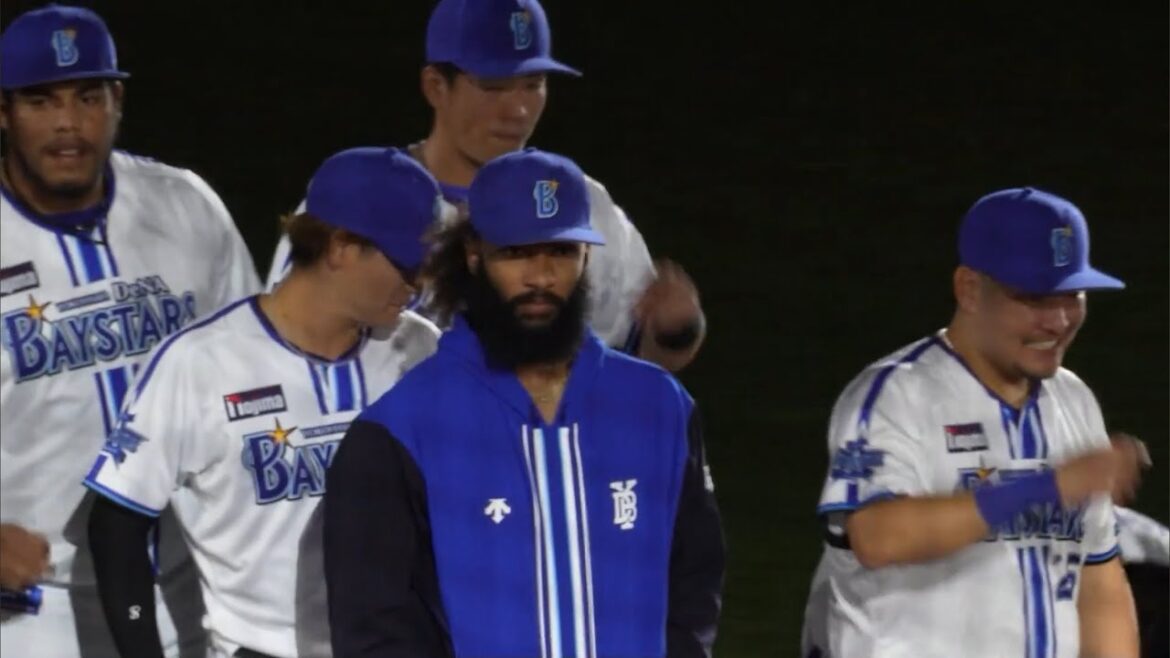 【試合後風景】バートに誘われ定位置に着く梶原、キララの隣で笑う林、楽しそうに笑っている筒香、ハマスタ最終戦の広島ナインに挨拶をする上茶谷（2024.10.1/横浜スタジアム）