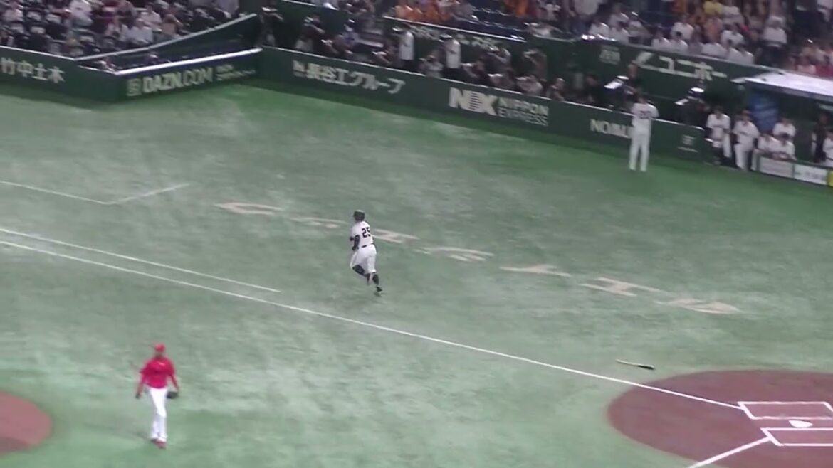 アドゥワ誠 ジャイアンツ岡本和真をセンターフライに打ち取る【読売ジャイアンツ対 広島東洋カープ  2024年8月22日】