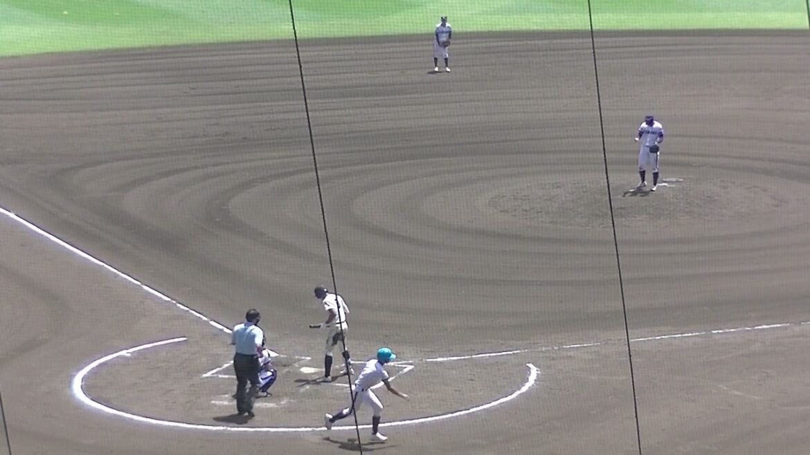 西日本短大付 斉藤 大将くんがセンターへのヒットで出塁 無死一塁（2024年8月9日 甲子園1回戦 金足農業 対 西日本短大付）