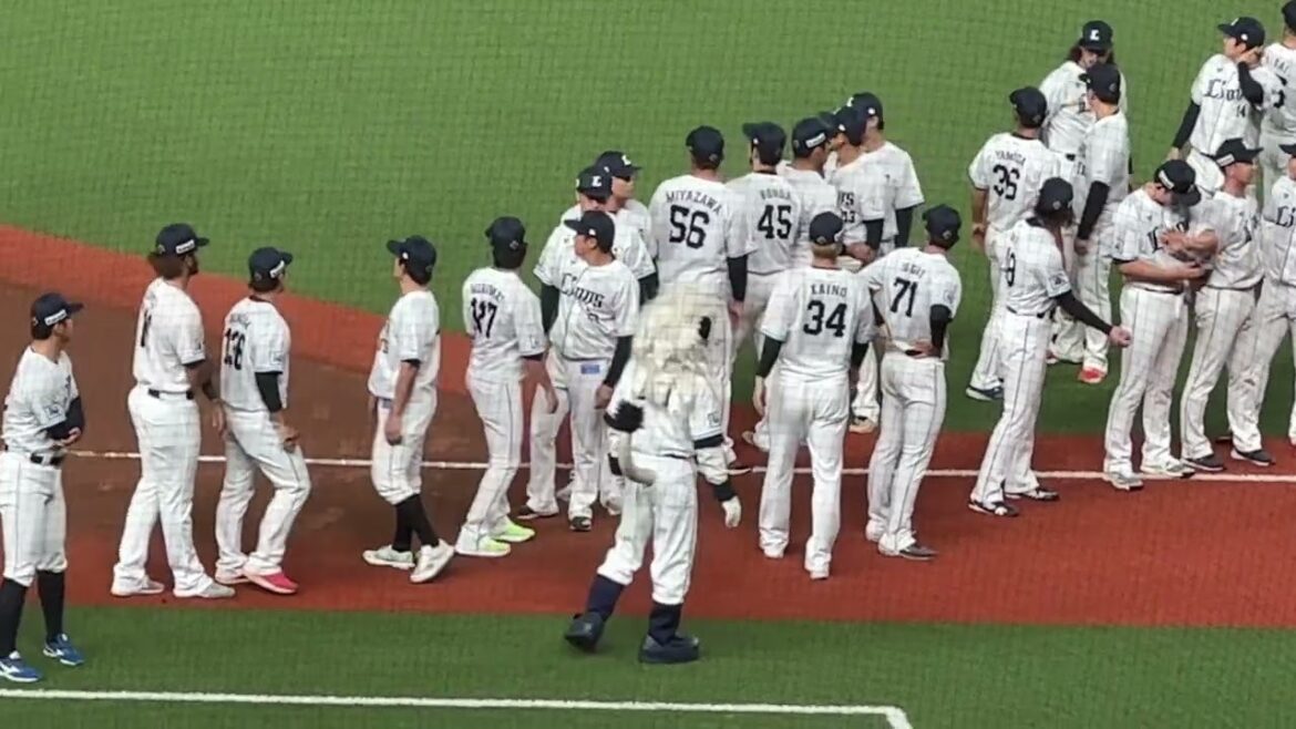 【推し探しゲームに】並んで立ってるだけでも色々個性が出るライオンズ選手たちの整列 翌日戦力外発表された選手たちも参加…【ホーム最終戦セレモニー 西武4-0日本ハム】2024/10/1