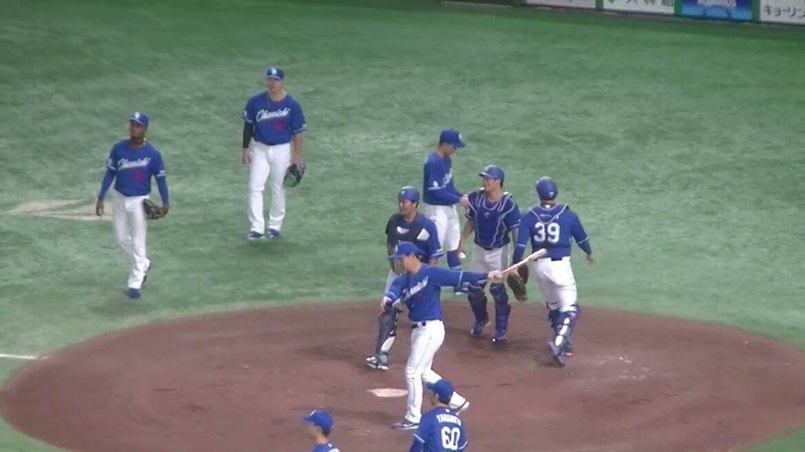 中日 堂上直倫コーチのノック姿（2024年9月27日 読売ジャイアンツ 対 中日ドラゴンズ）