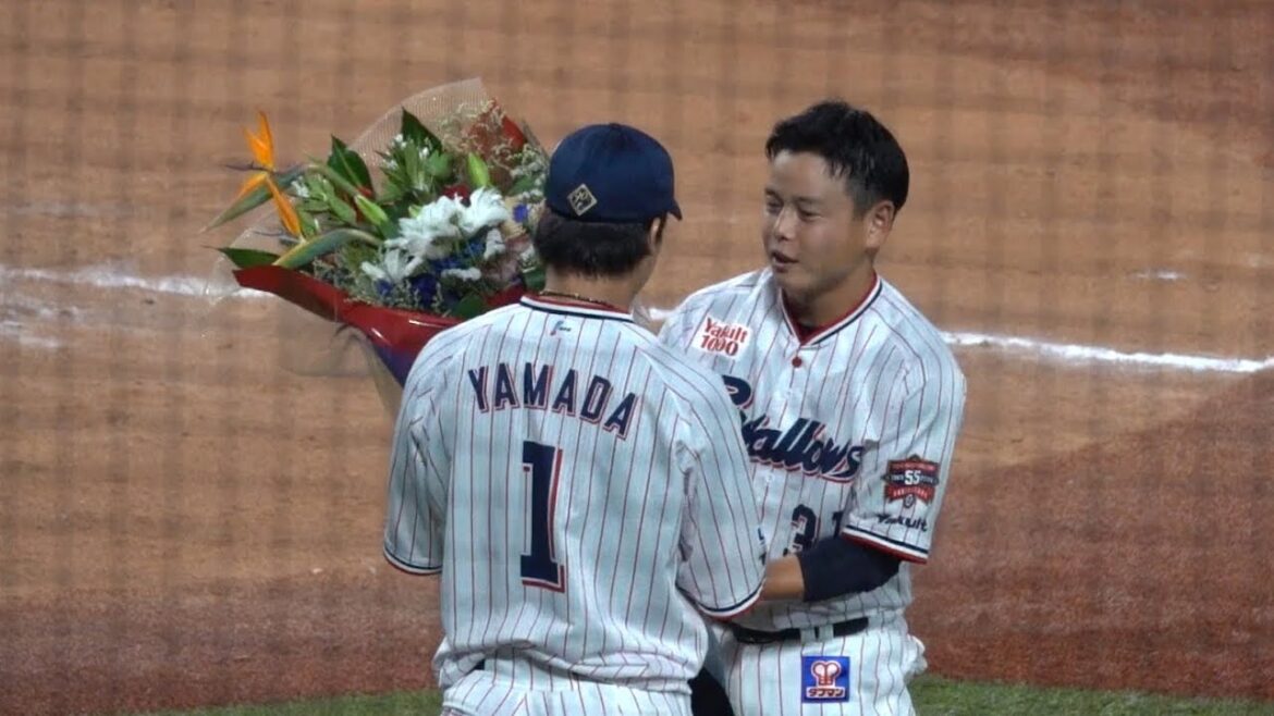 現役引退の山崎晃大朗へ山田哲人から花束の贈呈！選手達とも握手をかわす！東京ヤクルトスワローズ 2024/10/02