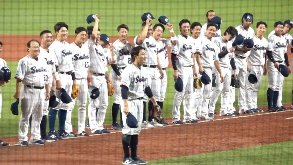 岩田幸宏が捕球し、試合終了！青木宣親笑顔で最後の試合を終える！勝利の瞬間ハイタッチ ハグ2024/10/02
