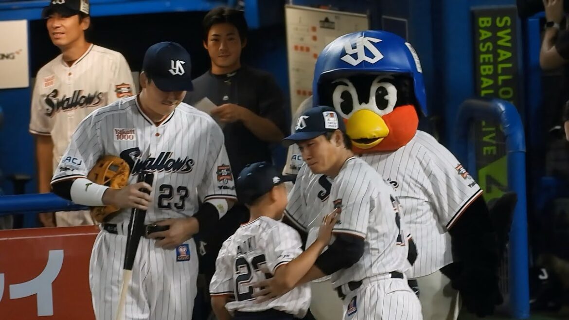 【試合前から涙腺崩壊】息子の始球式で大号泣の青木宣親。号泣しながらスタメンのヤクルトナインと抱擁 2024.10.2