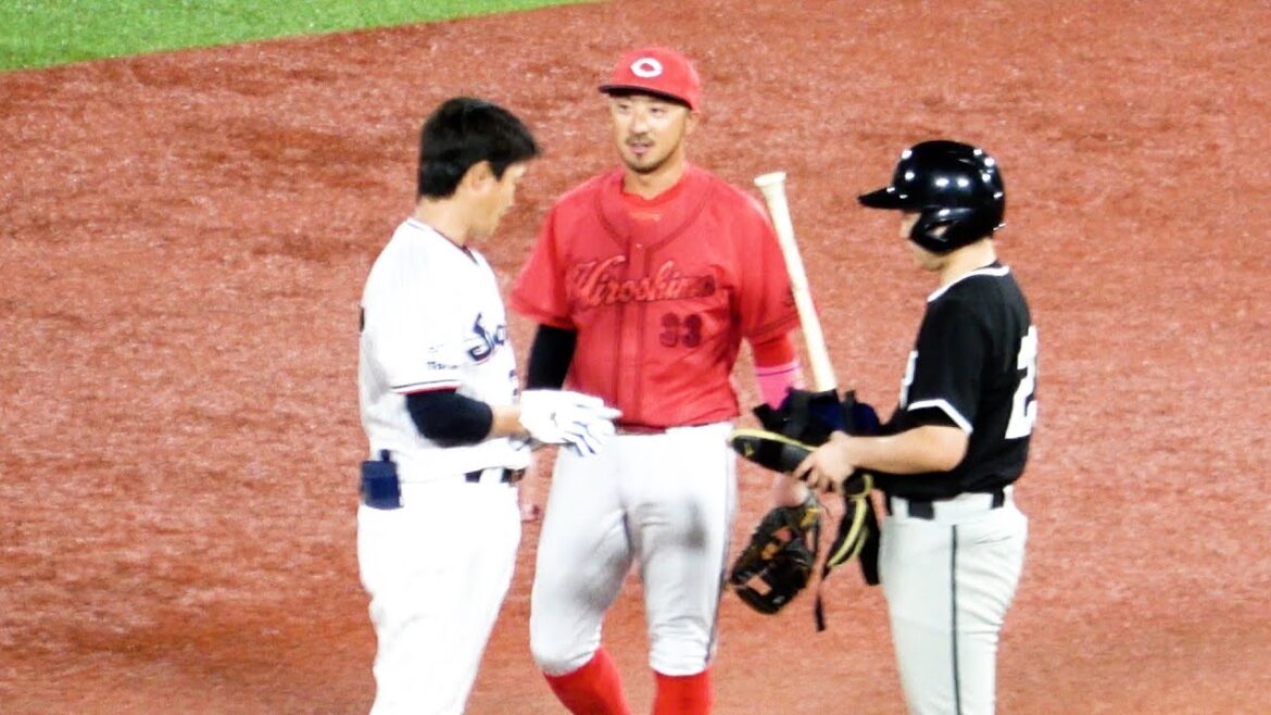 【青木宣親】引退試合 最終打席で２塁打‼ 塁上で広島の菊池選手が労う 現地映像