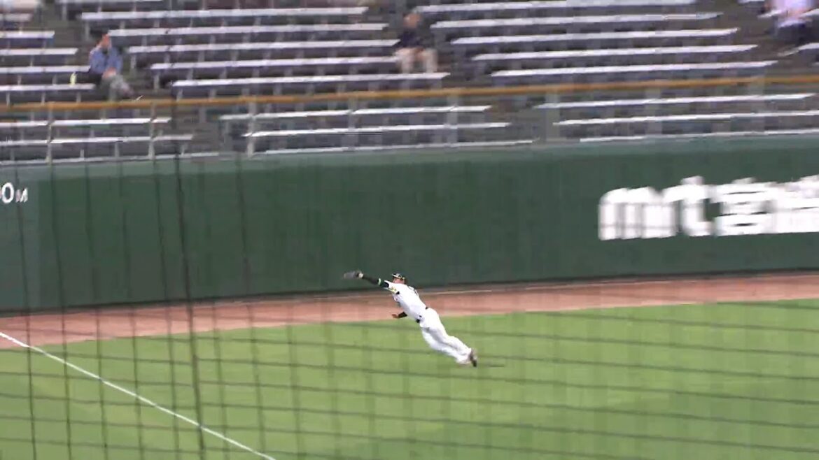 2回表、石塚綜一郎のダイビングキャッチ！ -2024年プロ野球ファーム日本選手権-
